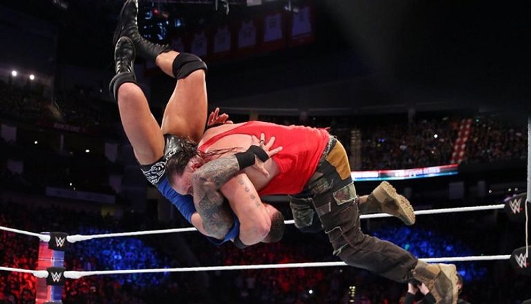 تربل إتش يرفع يد برون سترومان بعد الفوز