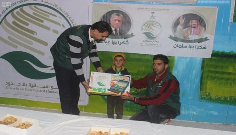 توزيع الألعاب على الأطفال السوريين