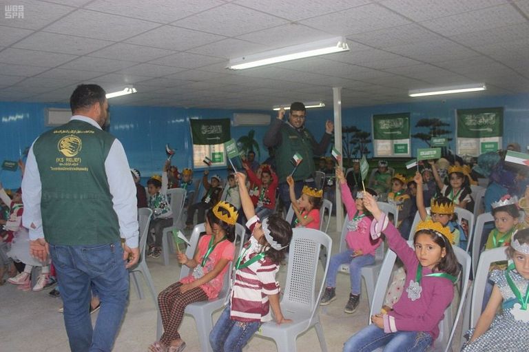 توزيع الألعاب على الأطفال السوريين