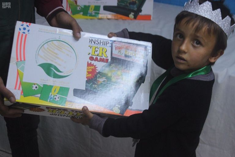 توزيع الألعاب على الأطفال السوريين