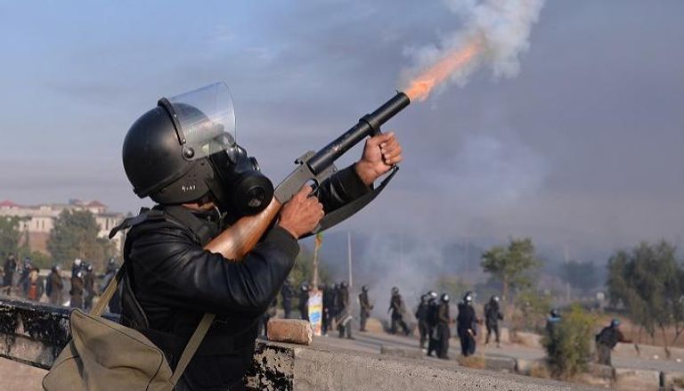 شرطي باكستاني يطلق قنابل الغاز على المتظاهرين