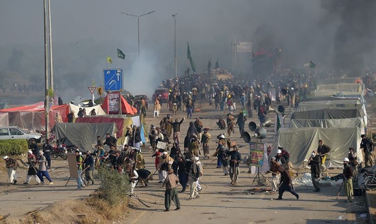 شرطي باكستاني يطلق قنابل الغاز على المتظاهرين