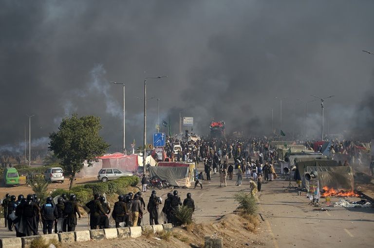 شرطي باكستاني يطلق قنابل الغاز على المتظاهرين