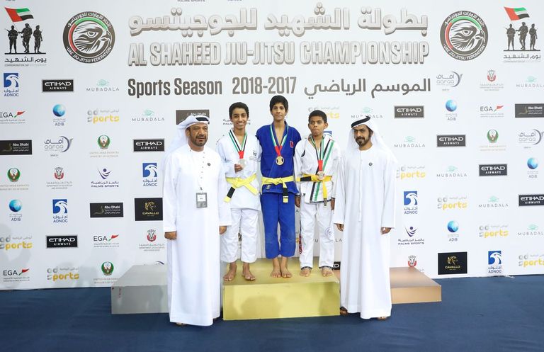 منح الميداليات للفائزين في بطولة الشهيد للجوجيتسو