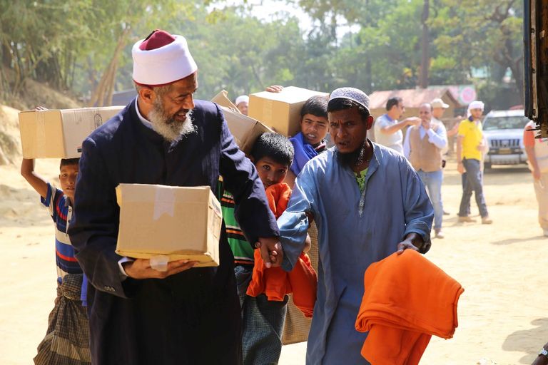 الفريق الإغاثي التابع للأزهر يبدأ توزيع المساعدات الإغاثية والإيوائية والصحية