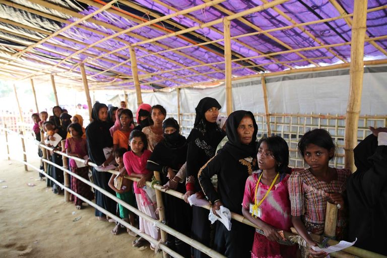 الفريق الإغاثي التابع للأزهر يبدأ توزيع المساعدات الإغاثية والإيوائية والصحية