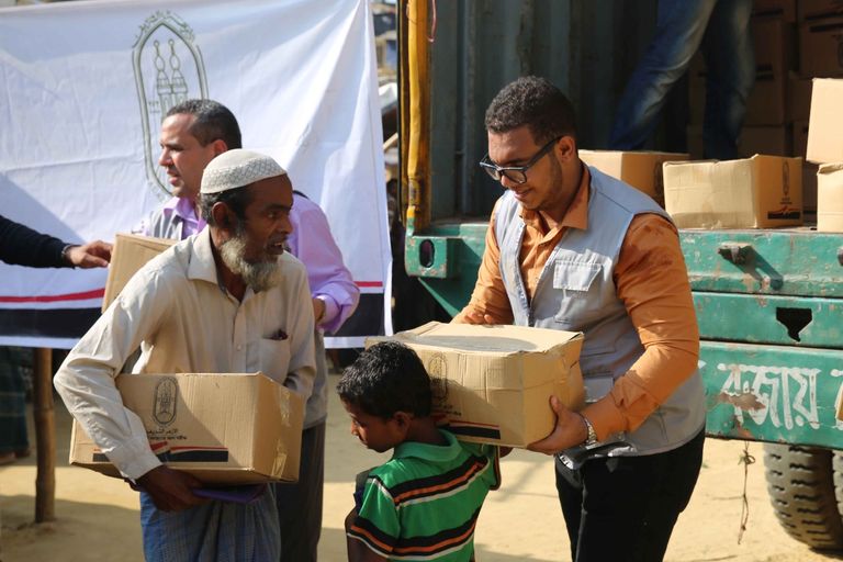 الفريق الإغاثي التابع للأزهر يبدأ توزيع المساعدات الإغاثية والإيوائية والصحية