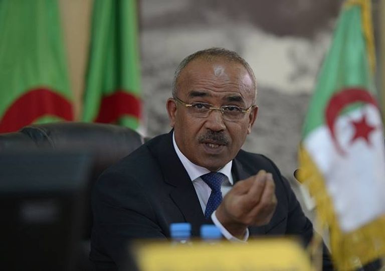 الرئيس الجزائري إلى جانب طفل خلال إدلائه بصوته في الانتخابات - أ. ف. ب