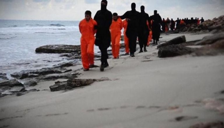 أرهابيو داعش خلال قتل 21 قبطيا في ليبيا