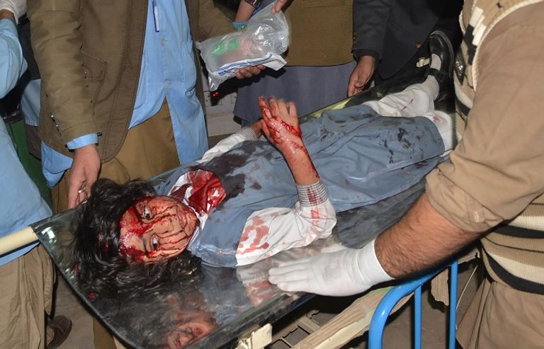 موظف إسعاف يحمل أحد المصابين في الاشتباكات  - أ. ف. ب