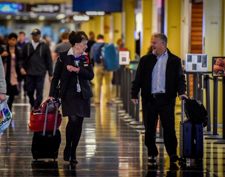 المضيفة بيت ناش تطير منذ 60 عاما