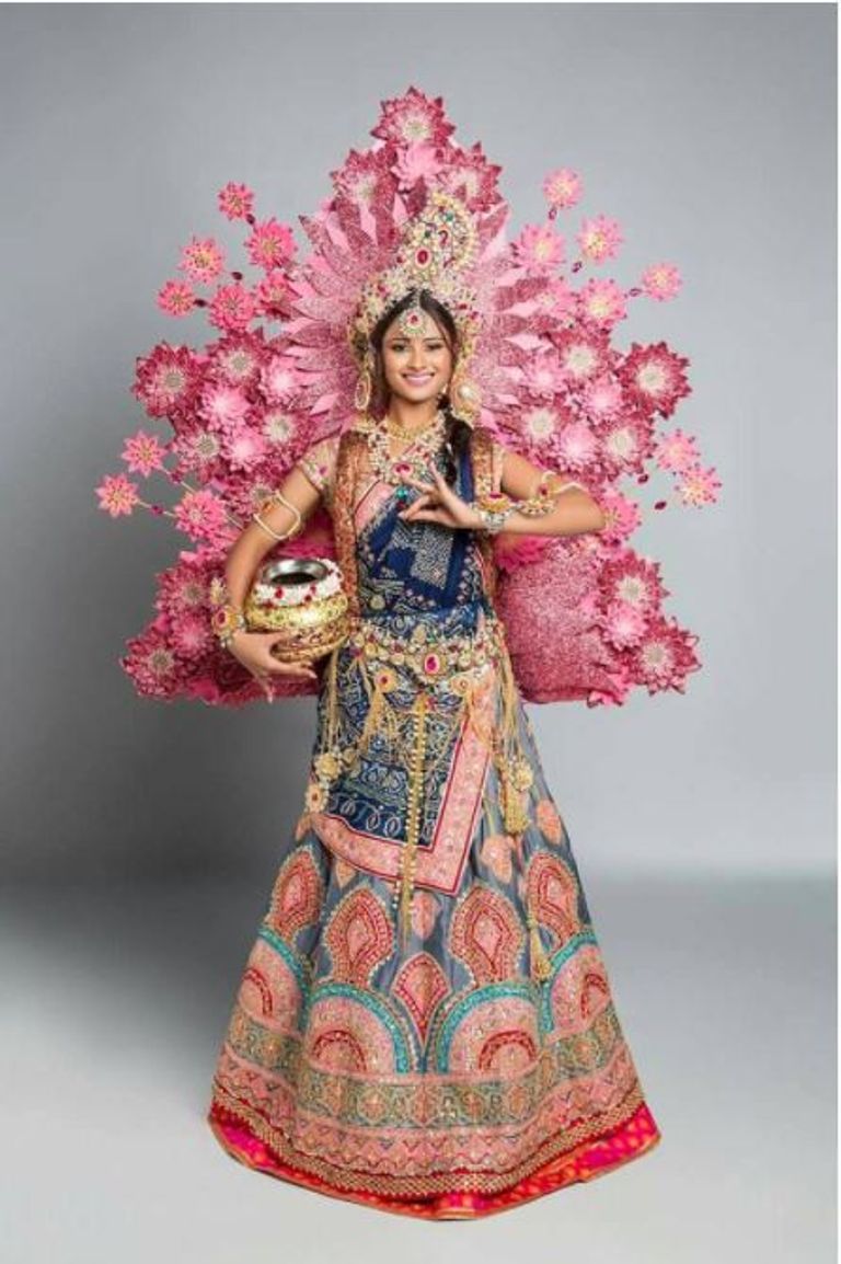 الفتاة الهندية بملابس رادها