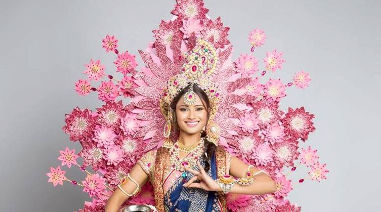 الفتاة الهندية بملابس رادها