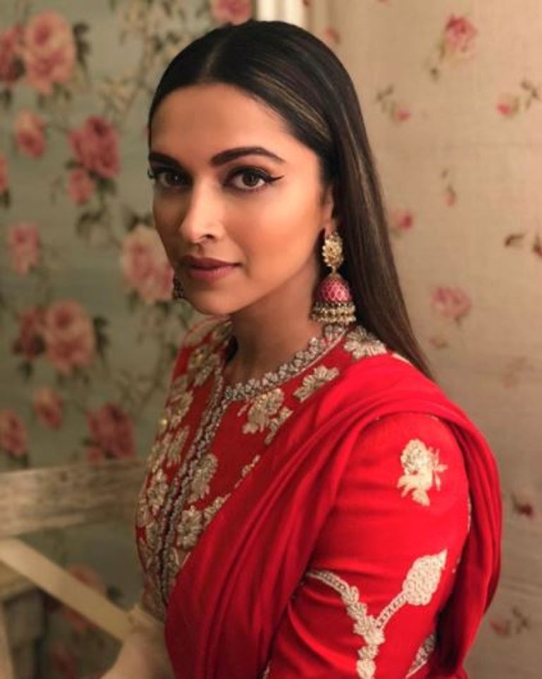 النجمة ديبيكا باديكون تنشر صورتها وهي صغيرة