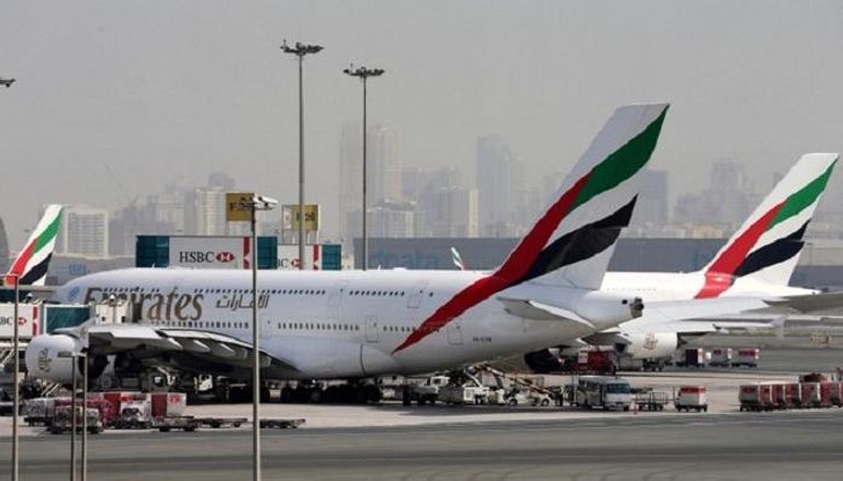 طائرة تتبع الخطوط الجوية الإماراتية في مطار دبي 