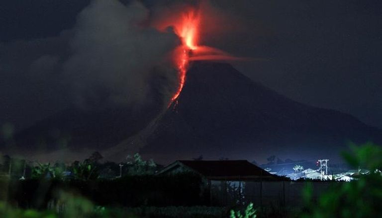 ثوران بركان جبل أجونج بجزيرة بالي الإندونيسية