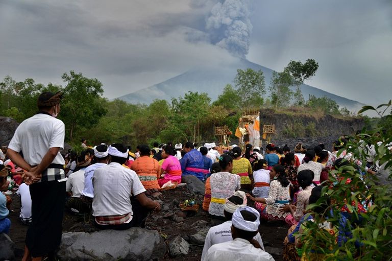 ثوران بركان جبل أجونج بجزيرة بالي الإندونيسية
