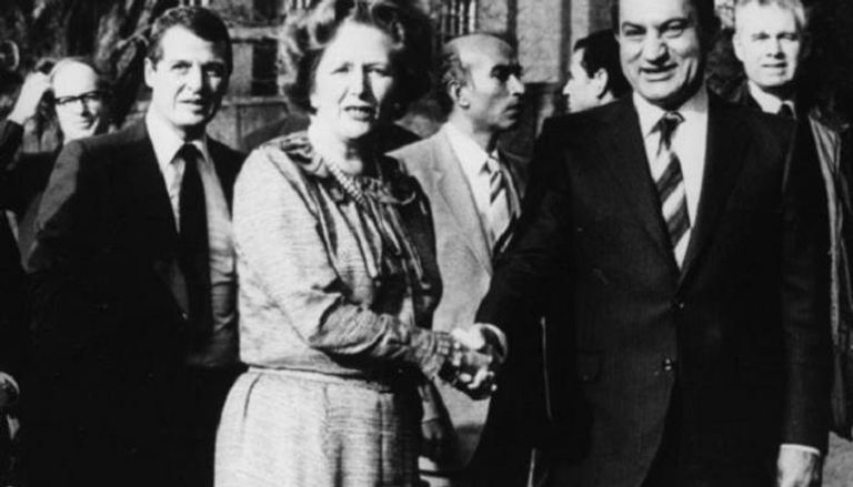 حسني مبارك ومارجريت تاتشر في لندن - صورة من أرشيف بي بي سي