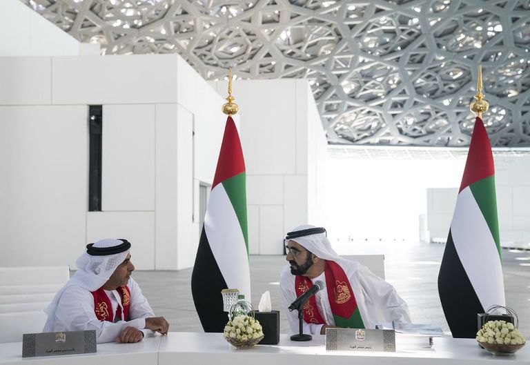 الشيخ محمد بن راشد يتوسط الوزراء بداخل متحف اللوفر