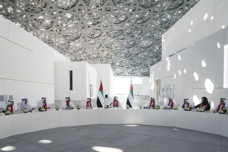 الشيخ محمد بن راشد يتوسط الوزراء بداخل متحف اللوفر