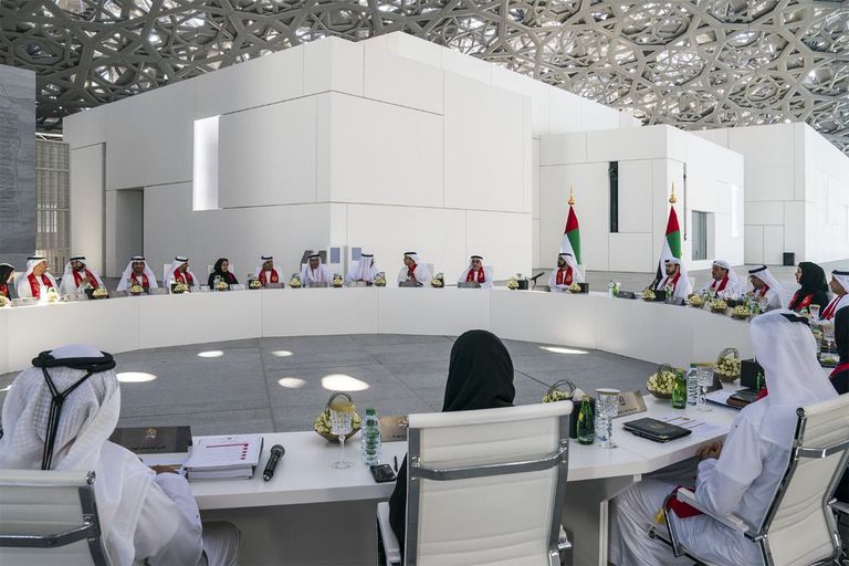 الشيخ محمد بن راشد يتوسط الوزراء بداخل متحف اللوفر