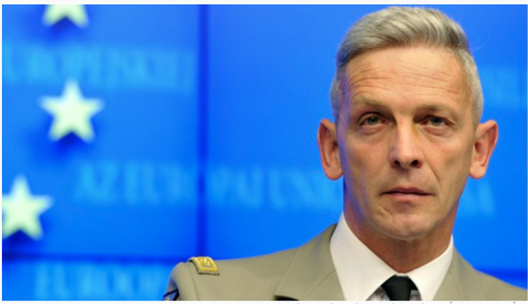 رئيس الأركان الفرنسي فرنسوا لوكوانتور مع إيمانويل ماكرون