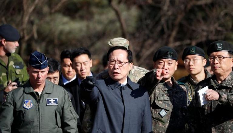 وزير الدفاع الكوري الجنوبي وهو يشير إلى الحدود الشمالية (رويترز)
