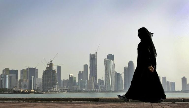 إحدى النساء القطريات في الدوحة (رويترز)
