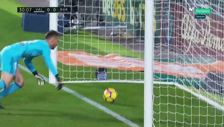 ميسي يعترض على عدم احتساب هدفه أمام فالنسيا