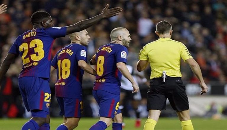 ميسي يحتج على حكم مباراة برشلونة وفالنسيا