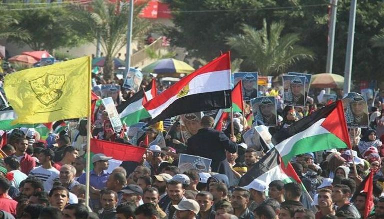 أعلام مصر وفلسطين وفتح خلال احتفالية بذكرى رحيل عرفات- أرشيف