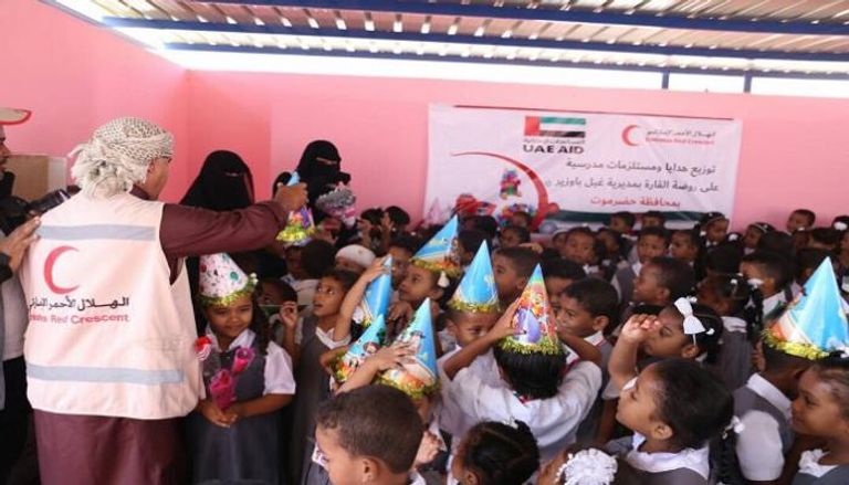 الهلال الأحمر الإماراتي يوزع هدايا على الأطفال