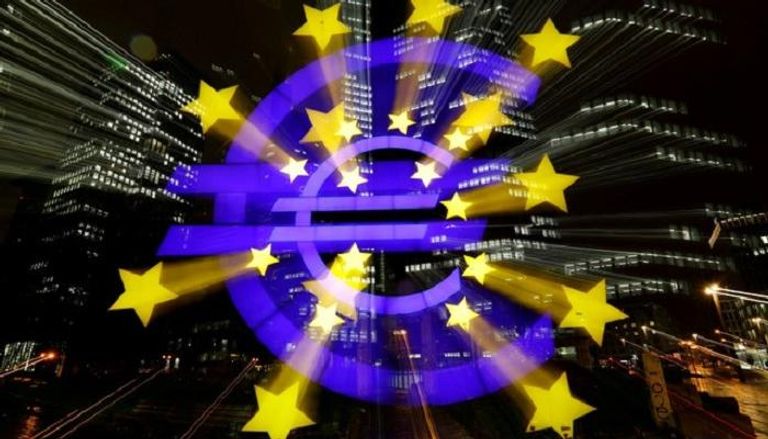  علامة اليورو أمام مقر البنك المركزي الأوروبي - رويترز
