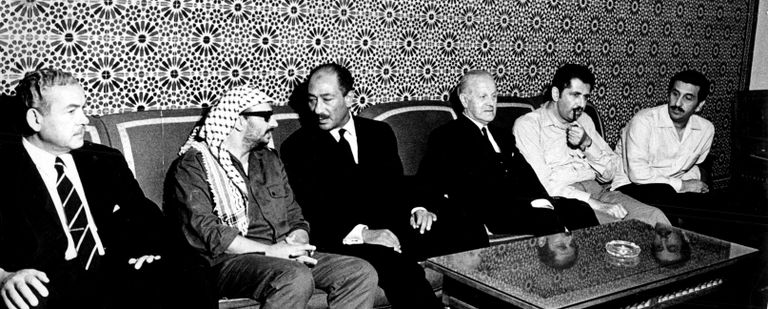 الرئيس الراحل أنور السادات والزعيم الفلسطيني ياسر عرفات