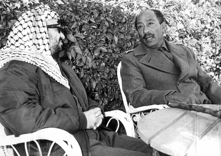 الرئيس الراحل أنور السادات والزعيم الفلسطيني ياسر عرفات