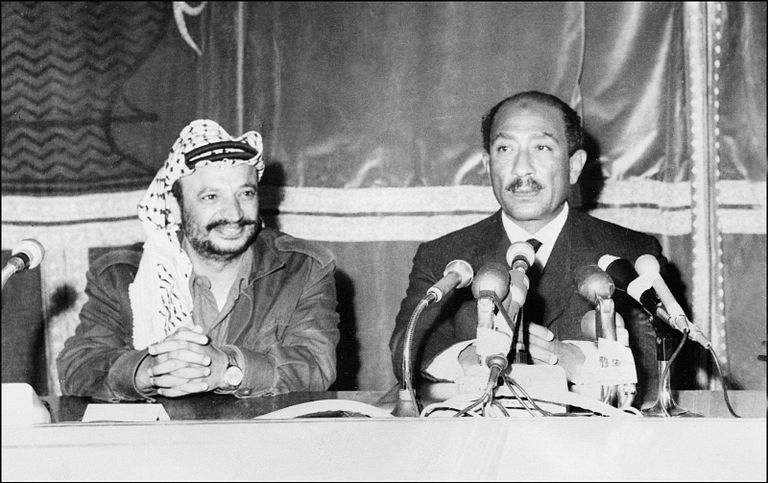الرئيس الراحل أنور السادات والزعيم الفلسطيني ياسر عرفات