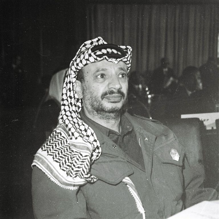 الرئيس الراحل أنور السادات والزعيم الفلسطيني ياسر عرفات