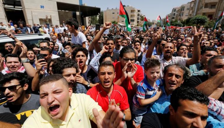 متظاهرون أردنيون بالقرب من السفارة الإسرائيلية بعمان (رويترز)