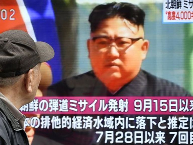 سكان بيونج يانج يتابعون أنباء إطلاق الصاروخ الجديد