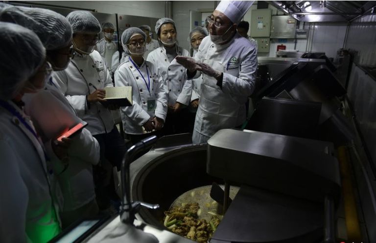 الطاهي الآلي بالصين يحضر الطعام في 6 دقائق