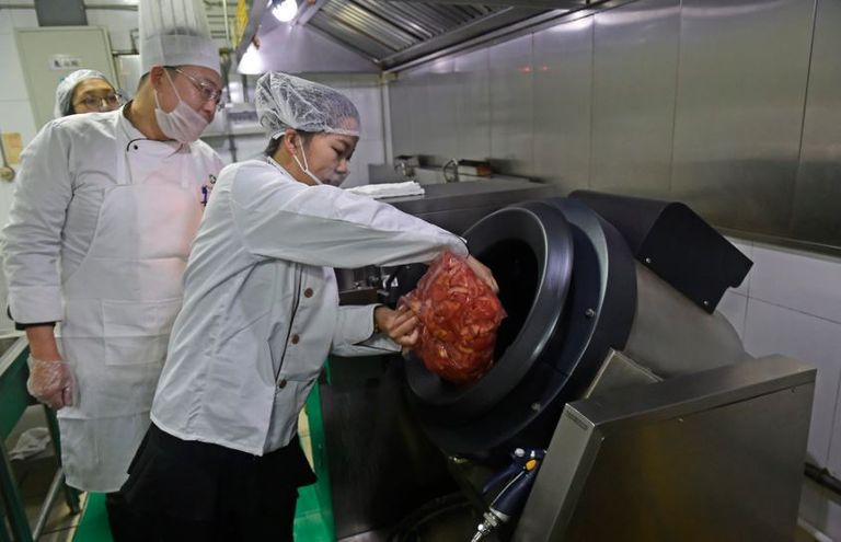 الطاهي الآلي بالصين يحضر الطعام في 6 دقائق