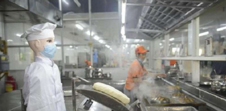 الطاهي الآلي بالصين يحضر الطعام في 6 دقائق