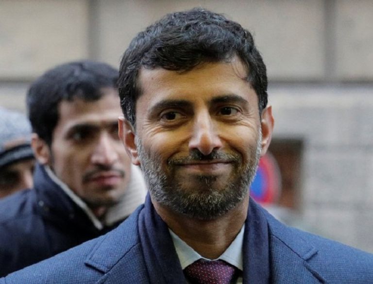 رجل يثبت شعار أوبك قبيل اجتماع وزراء النفط