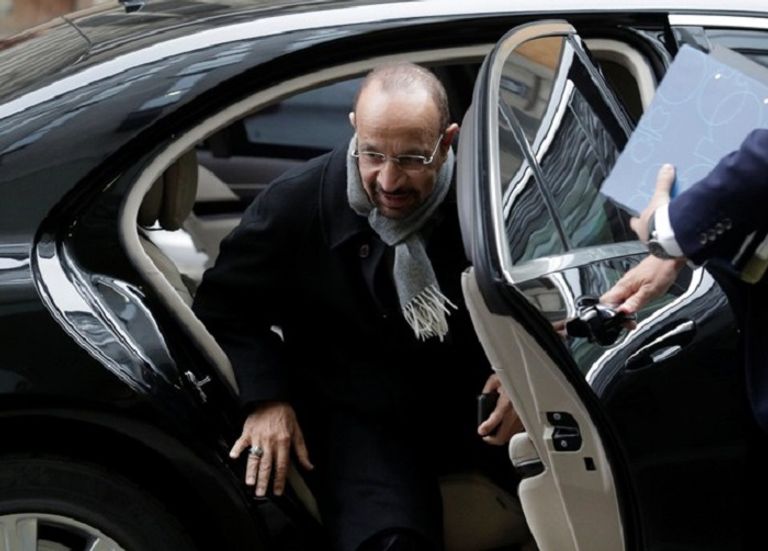 رجل يثبت شعار أوبك قبيل اجتماع وزراء النفط