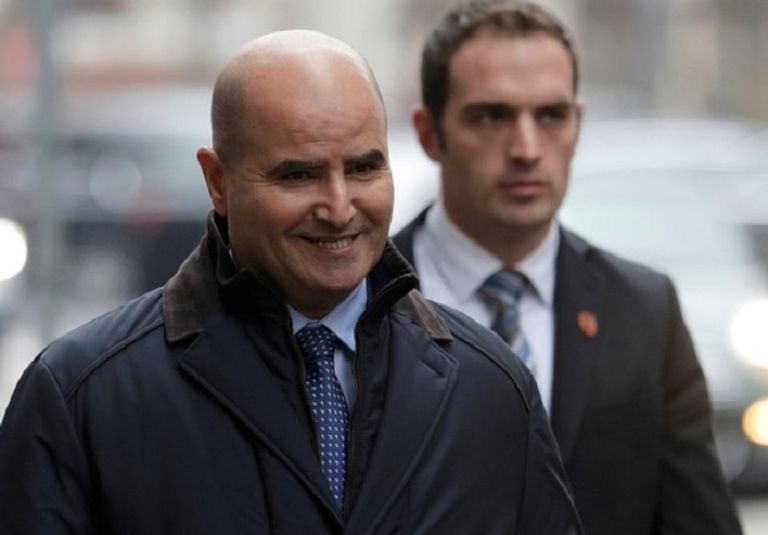 رجل يثبت شعار أوبك قبيل اجتماع وزراء النفط