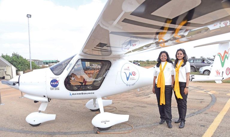 أودري وابنتها أمام الطائرة