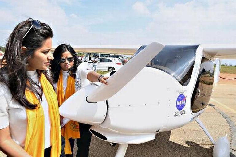 أودري وابنتها أمام الطائرة