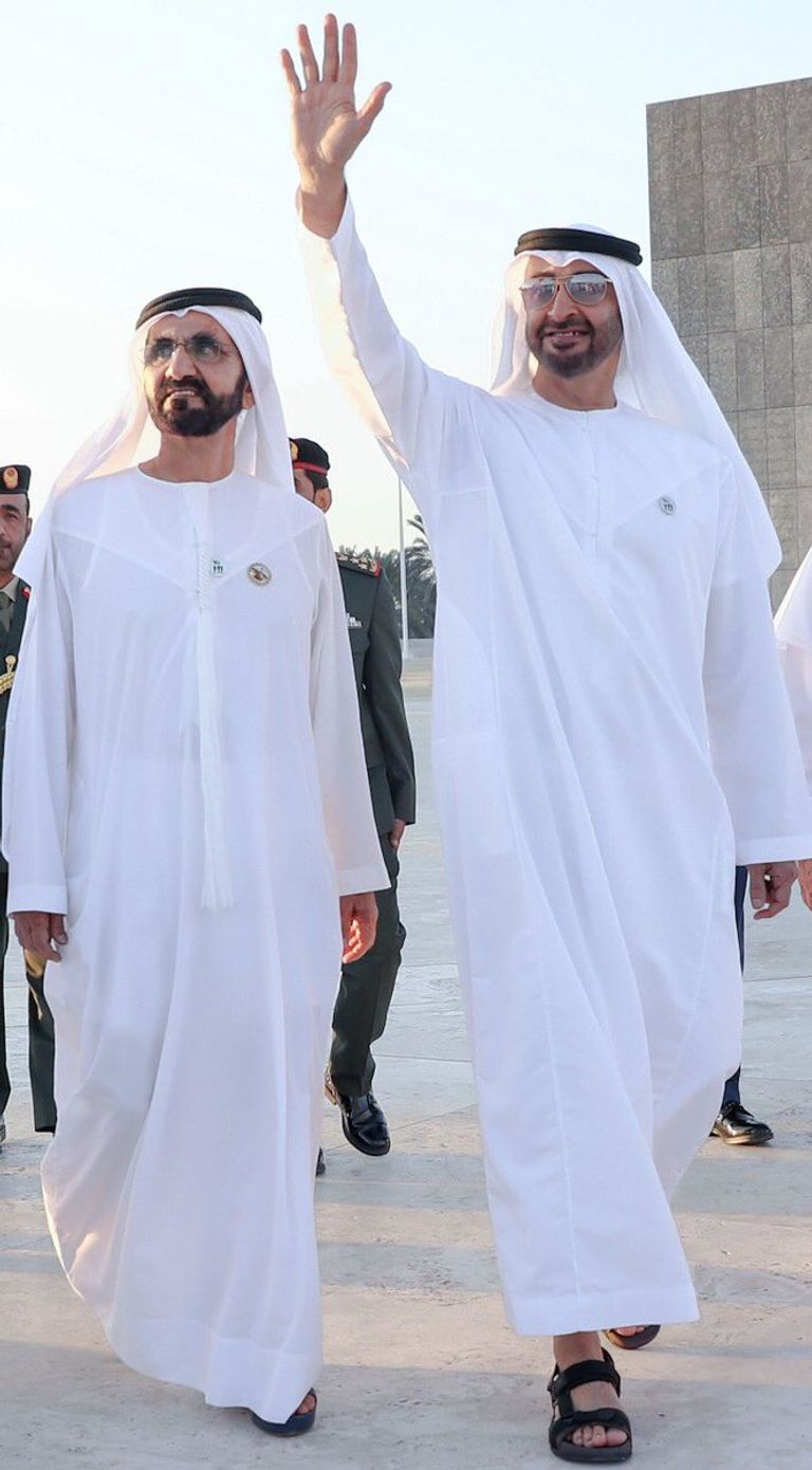 حكام الإمارات أمام نصب الشهيد