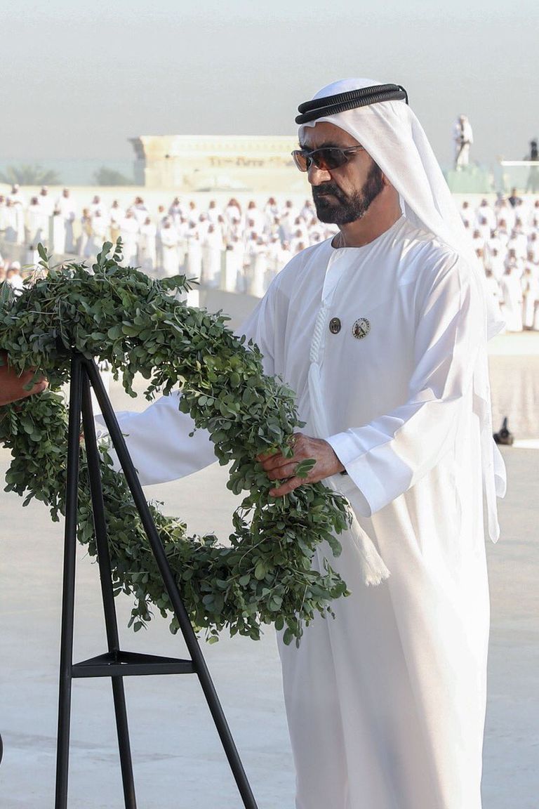 حكام الإمارات أمام نصب الشهيد