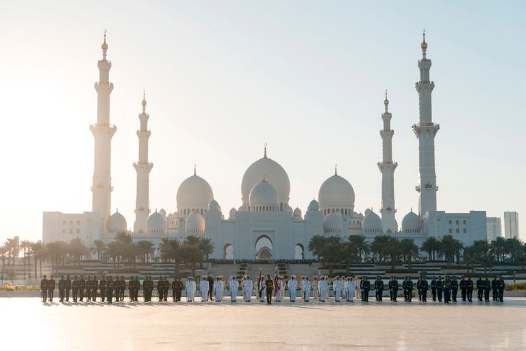 حكام الإمارات أمام نصب الشهيد